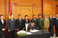 老挝人民革命党中央总书记、国家主席通伦·西苏里在吊唁簿上留言。图自越通社
