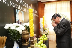 老挝人民革命党中央总书记、国家主席通伦·西苏里吊唁原国家主席陈德良。图自越通社