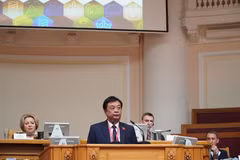国会副主席黎明欢在主题为“新现实下的生态：挑战与机遇”会议上发表讲话。图自越通社