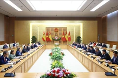 2025年4月9日，越南政府总理范明政同西班牙首相佩德罗·桑切斯举行会谈。图自越通社