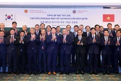 越共中央总书记苏林和韩国大型企业领导合影。图自越通社