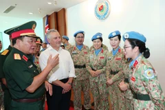黄春战上将和澳大利亚国防部副秘书长休·杰弗里与参加联合国维和行动的越南女性军官会面。图自越通社