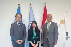 越南常驻联合国代表团团长杜雄越大使、阮氏兰英博士和77国集团（发展中国家集团）主席、伊拉克驻联合国代表阿巴斯·卡杜姆·奥贝德·法特拉维。图自越通社