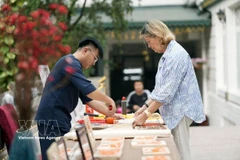 外国游客乐享越南春节文化体验