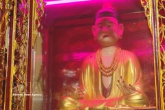 独具特色的宁平省广宫祠圣母柳杏雕像