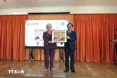 越南国会副主席黎明欢向488号高中学校赠送纪念品。图自越通社
