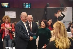 越南驻希腊大使范氏秋香和希腊官员参加越南电影周。图自越通社