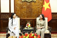 国家副主席武氏映春会见越裔女宇航员阿曼达·阮。图自越通社