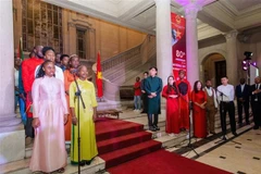 在仪式上合唱越莫两国国歌。图自越通社