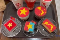 金星红旗糕点风靡越南国庆季 “吃出”爱国新潮流