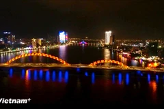 岘港市翰江两岸的夜晚。图自Vietnam+