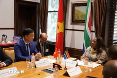 越南国会副主席武鸿青会见南非全国省级事务委员会（上议院）主席雷菲尔韦·姆特什韦尼-齐帕尼。图自越通社