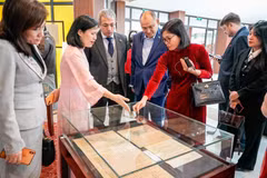 国际代表参观越南世界文献遗产与国家典型档案文献展示空间。图自越通社
