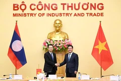 越南工贸部部长阮鸿延和老挝工贸部部长玛莱通·贡马西。图自moit.gov.vn