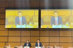 越南常驻奥地利维也纳国际组织和联合国代表团团长武黎泰煌大使在维也纳国际中心（VIC）主持仪式，向印度驻奥地利维也纳国际组织和联合国代表团团长Shambhu Kumaran大使移交亚太地区组（APG）主席职务。图自越通社