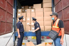 广宁省海关人员在广宁省北仑国际边境口岸检查出口货物。图自越通社