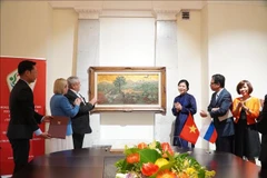 越共中央总书记苏林夫人吴芳璃出席画展开幕式。图自越通社