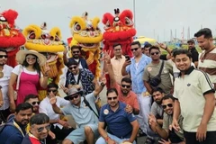 印度游客前往下龙湾观光旅游。图自nhandan.vn