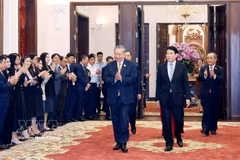 越共中央总书记、国家主席苏林与国家主席办公厅干部会面。图自越通社