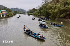 游客前往香寺时不仅能踏上朝佛之旅，还可泛舟于山水之间，尽览春日胜景。图自越通社