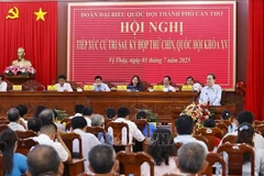 越南国会主席陈青敏在国会第九次会议后开展选民接待活动。图自越通社