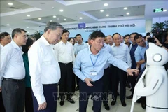 越共中央总书记苏林前往河内市市公共行政服务中心,视察基层两级政府的运行情况。图自越通社