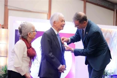 法国驻越南大使奥利维耶·布罗谢（Olivier Brochet）代表法国政府，向“相会越南”科学协会主席、跨学科科学与教育国际中心（ICISE）主任陈青云教授，以及法国越南儿童援助协会（Aide à l’Enfance du Vietnam）主席黎金玉教授，授予法国荣誉军团勋章军官级勋位。图自越通社