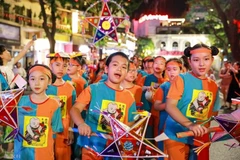 “圆月之夜”灯笼游行活动吸引数万名儿童和市民参与。图自越通社