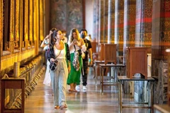 游客参观泰国曼谷卧佛寺。图自新华社