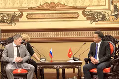 胡志明市人民委员会常务副主席阮禄河会见彼尔姆州州长马霍宁·德米特里。图自越通社