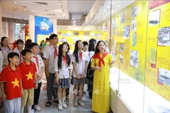 学生们参观“独立的秋天” 专题展。图自越通社