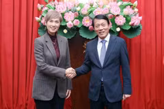 越共中央政治局委员、公安部部长梁三光大将同新加坡数码发展及新闻部长约瑟芬·张。图自越通社