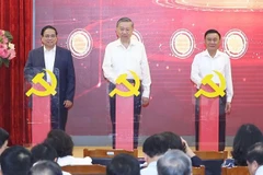 越共中央总书记苏林、越南政府总理范明政和中央书记处常务书记陈锦秀出席仪式。图自越通社