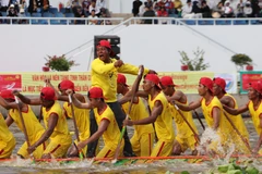 热闹非凡的拜月节暨赛龙舟节吸引众多游客前来参加