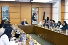 根据越南第十五届国会第十次会议议程，11月21日上午，国会分组讨论《人工智能法（草案）》。图自越通社