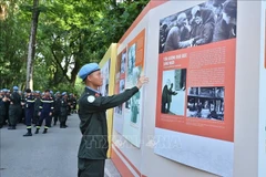 参加纪念八月革命和九·二国庆80周年阅兵游行的战士参观胡志明遗迹区。图自越通社
