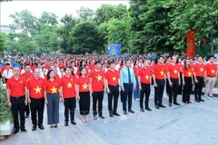 500余名河内首都青年参加由越南青年联合会在万春花园举办的“我爱我祖国”升国旗、向国旗敬礼活动。图自越通社