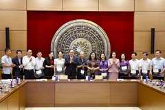 国会主席陈青敏与后江省国会代表。图自越通社