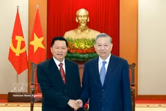 越共中央总书记苏林会见老挝人民革命党中央书记处书记、公安部部长万通·贡马尼上将。图自越通社