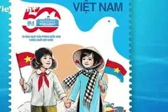 胡志明市市民顶着炎炎烈日排队购买南方解放50周年纪念邮票