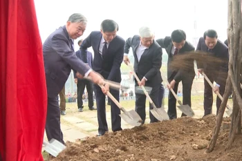 苏林总书记在宁平省出席“植树节”启动仪式