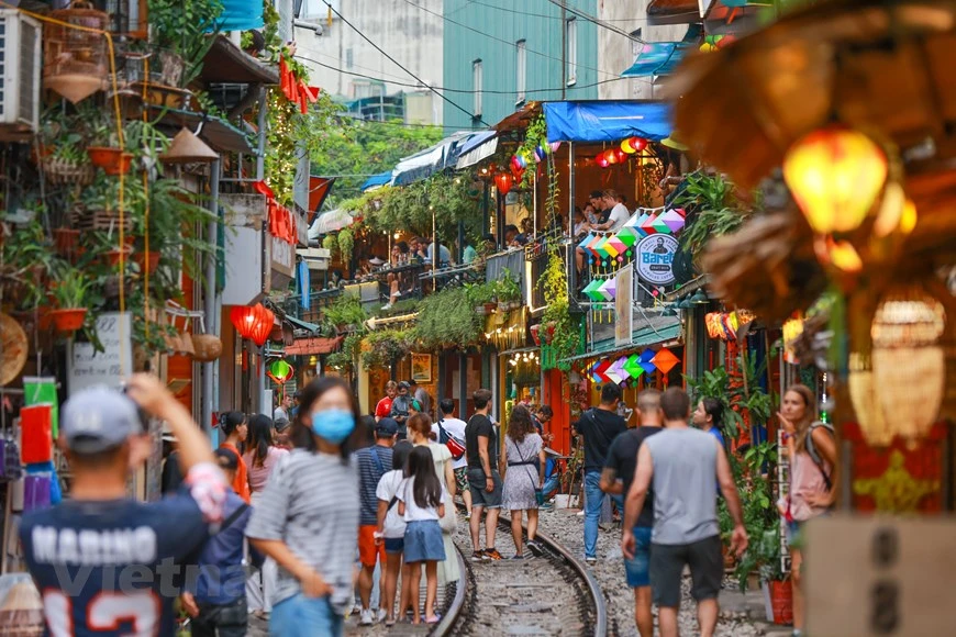 近年来，许多游客在来到首都河内旅游时必会前往一个有趣的地方打卡，其就是位于老城区的拥有铁路经过的铁路街。铁路街从冯兴街延伸至龙边桥，其铁道两侧是老旧但带有首都独特之美的房屋。许多游客因听到别的游客谈到这里而决定来到河内时一定前来打卡。来到这里，他们将坐下来喝一杯咖啡或喝几瓶啤酒，等待每趟火车开过。图自Vietnam+