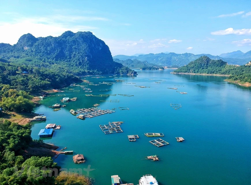 提到和平省旅游景点，人们立马想起通奈、九瀑秀山、梅州旅游区、天龙洞、升天瀑布旅游区、金杯矿泉、和平水电站等。被誉为“迷你小龙湾”的巴甘近几年以山清水秀风吸引大量游客前来旅游。来到和平省，游客既可以坐船越过层层水浪，爬上山丘俯瞰“山上下龙湾”，又可以在高脚屋的树冠下舒坦的休息或在度假区的无边际游泳池里玩耍。图自Vietnam+