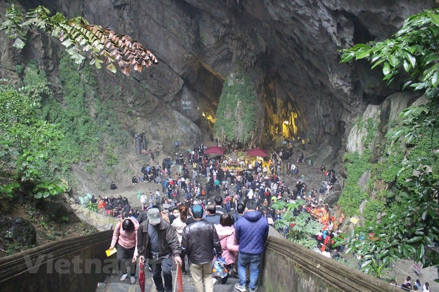 香山（香寺）名胜遗迹区管理委员会代表表示，有关部门已多措并举，加强新冠肺炎疫情防控工作，已随时迎接四面八方的游客，满足人民群众的参观和实行信仰的需求。在头一天重新开放（2月16日）时已迎接大量的四面八方的游客前来参观，烧香祈福。图自Vietnam+