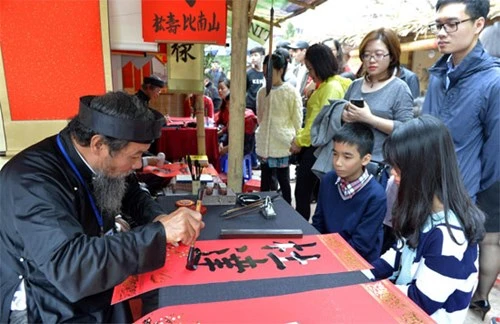 春初，青年赴文庙-国子监求字祈求平安、学习向上。（图片来源：越南《人民军队报》）