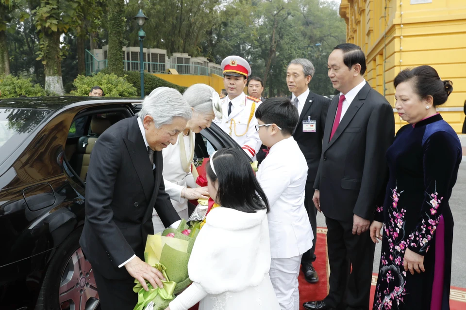 ​3月1日上午，陈大光主席和夫人在主席府举行仪式欢迎日本天皇明仁和皇后访问越本天皇与皇后（图片来源：越通社）