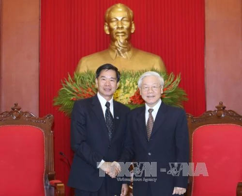 越共中央总书记阮富仲（右）3月27日在河内会见来访的老挝人民革命党中央政治局委员、万象市委书记兼市长辛拉冯·库派吞。（图片来源：越通社）