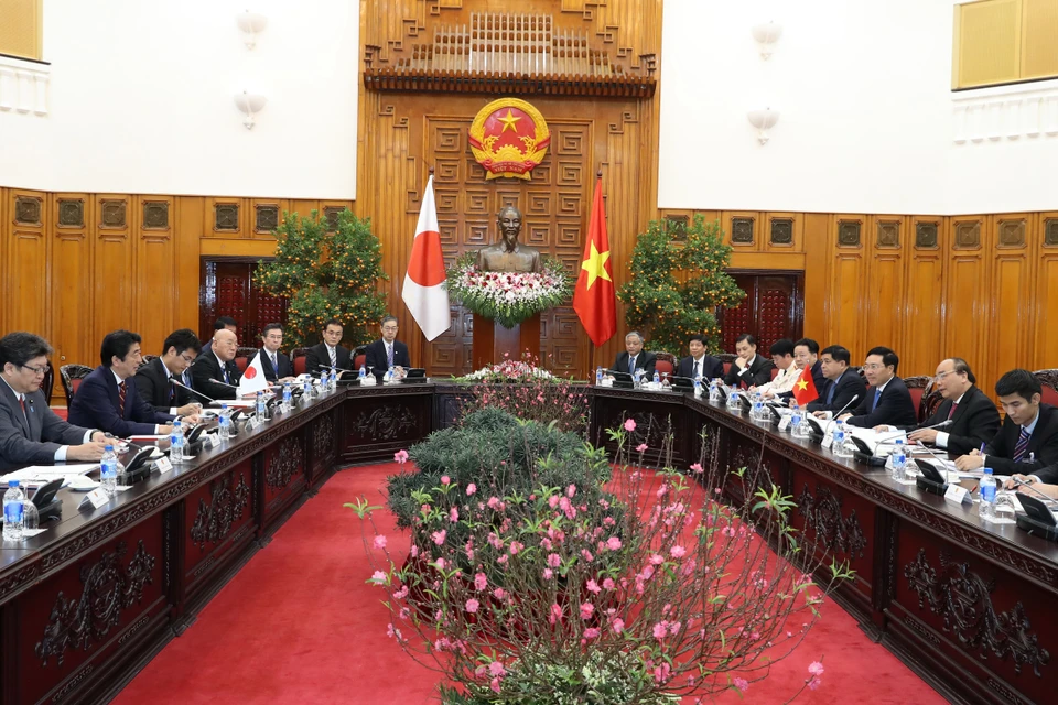 越南政府总理阮春福与日本首相安培晋三举行会谈（图片来源：越通社）​