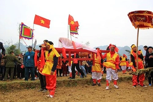 男性生殖器的迎神仪式（图片来源：《人民军队报》）