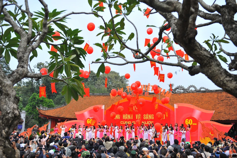 题为“与国家同行和创新”的第15次越南诗歌日 2月11日在河内市文庙国子监隆重举行（图片来源：越通社）​